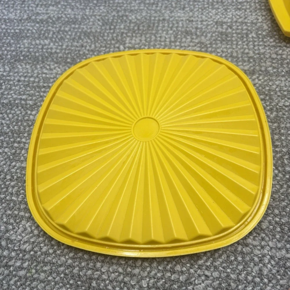 Tupperware bowl excellent